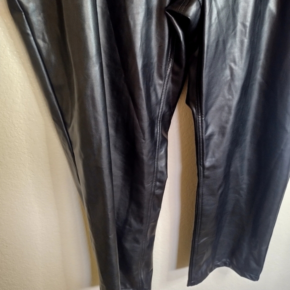 NWT Abercrombie & Fitch Vegan Leather 90s Relaxed straight Pant sz 24W - Picture 4 of 10